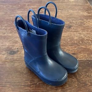 Sweet blue rain boots size 7. 🌧👢 Super adorable for there little feet!